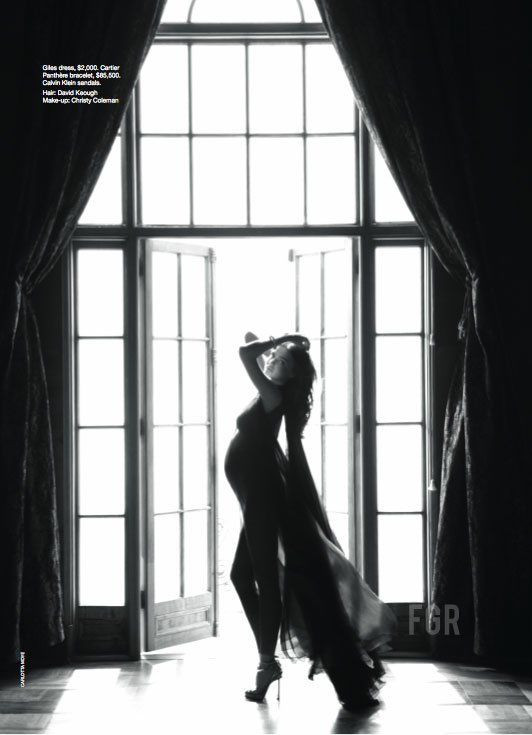 还有不可不提一位是澳洲超模Miranda Kerr。在怀着小帅哥Flynn Bloom期间，穿着黑色礼服登上《Vogue Astralia》的封面，拍摄了一整组的时尚孕照。虽然创意度较低，但画面十分唯美。