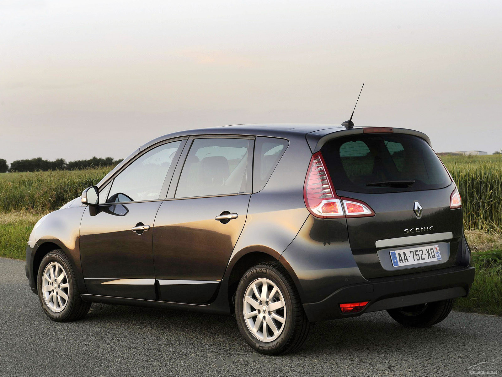 新一代风景车身外观高清图片 共90张,第30张 雷诺汽车图片壁纸