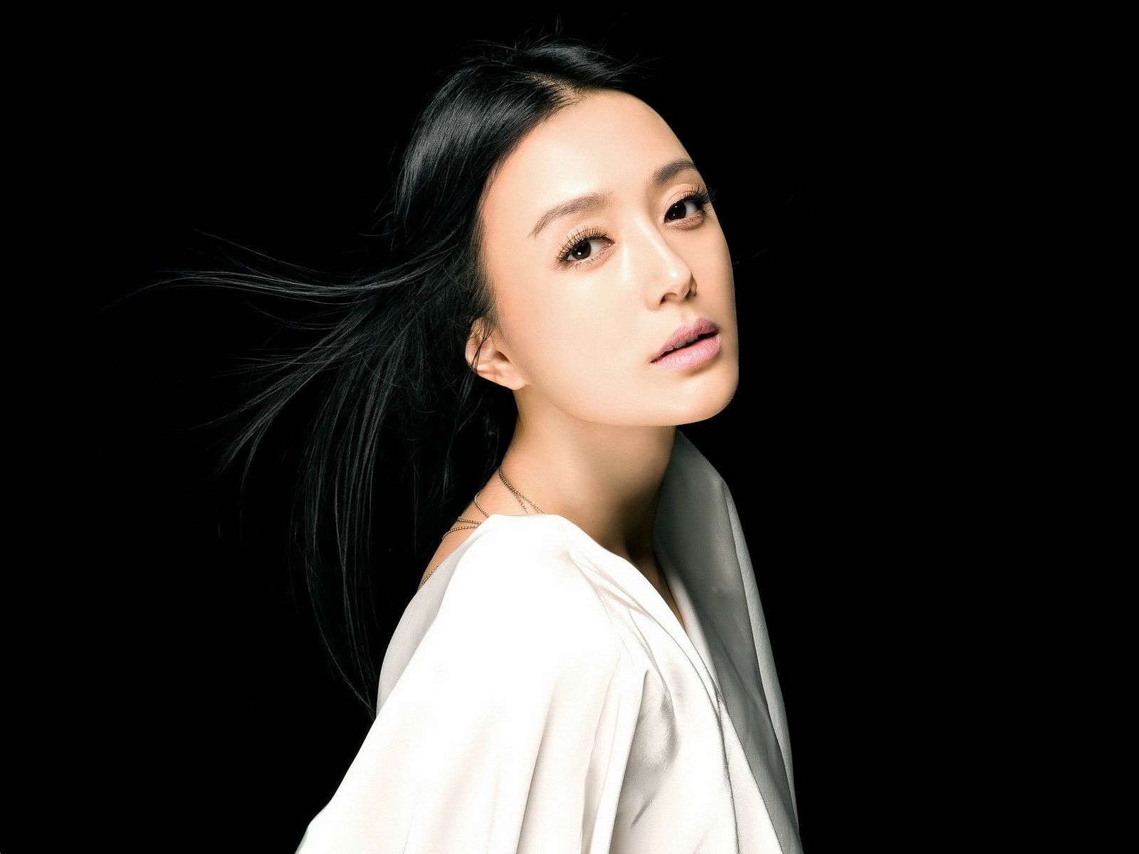 秦岚登上《瑞丽时尚先锋》6月封面，她以一头黑色短发酷飒出镜
